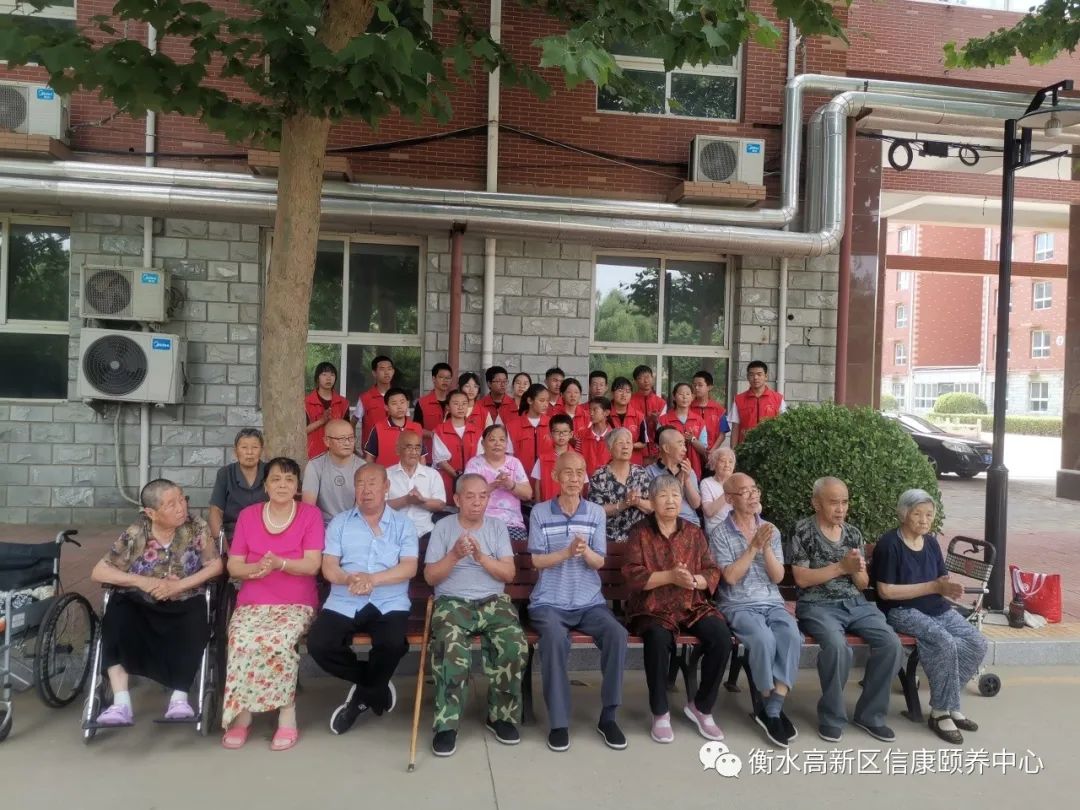 守护斜阳 共迎七一