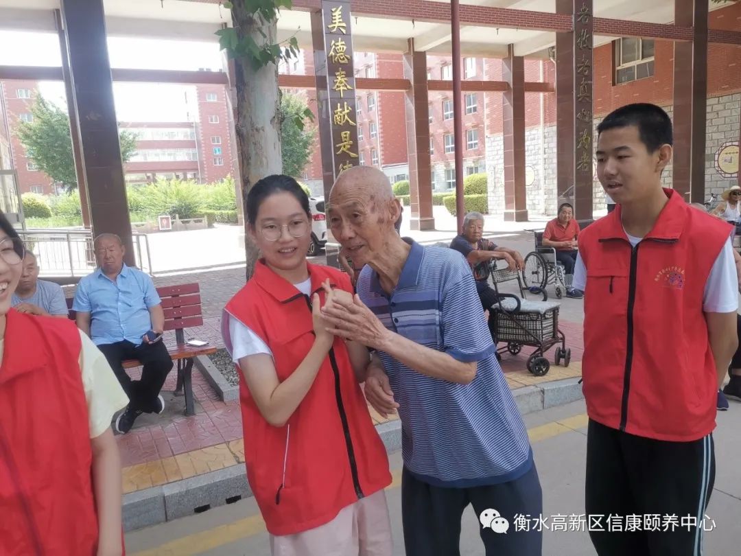 守护斜阳 共迎七一
