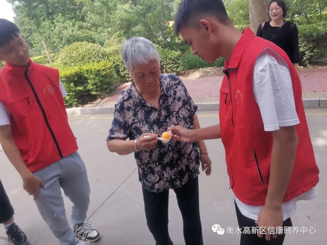 守护斜阳 共迎七一
