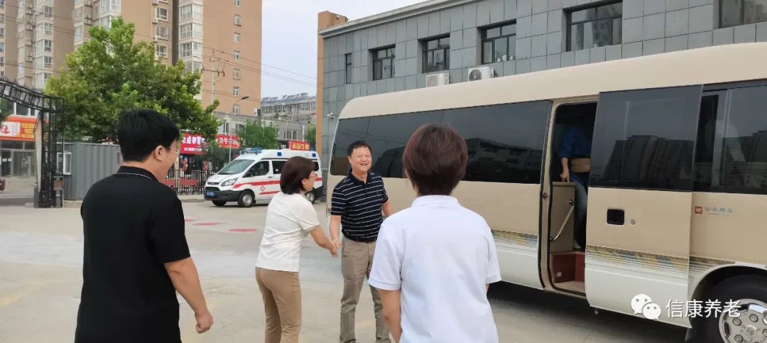 市向导走进信康、关爱社区养老