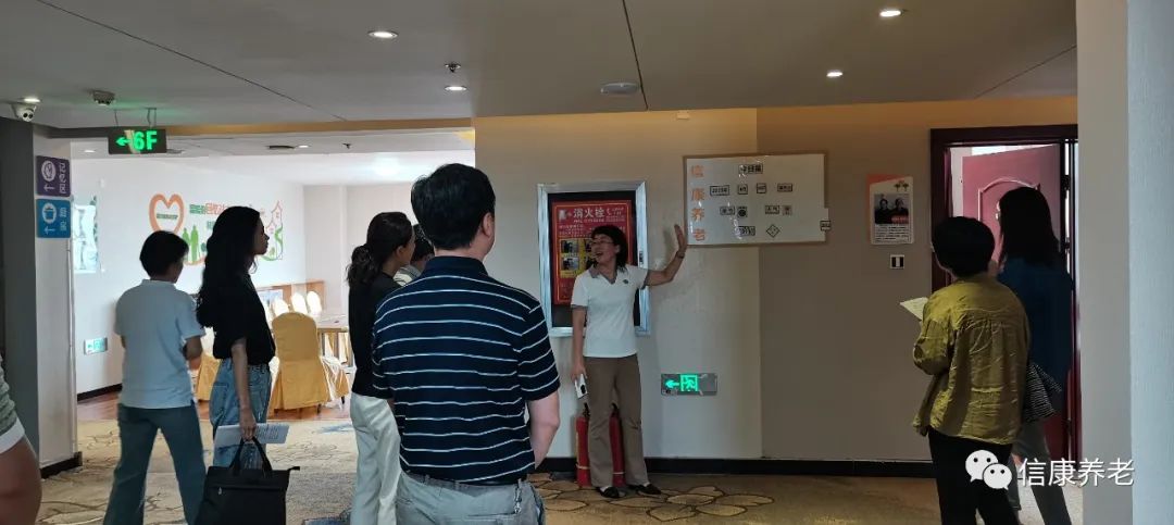 市向导走进信康、关爱社区养老