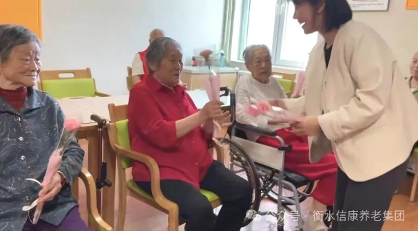 母爱如春，，温暖养老院