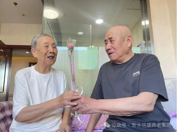 母爱如春，，温暖养老院