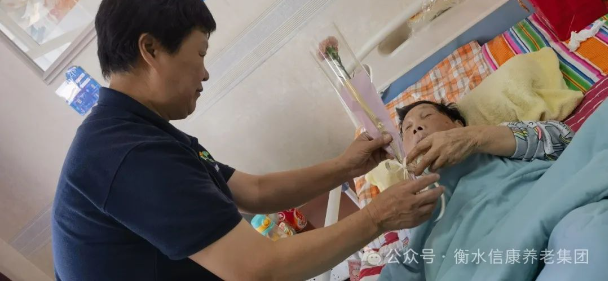 母爱如春，，温暖养老院