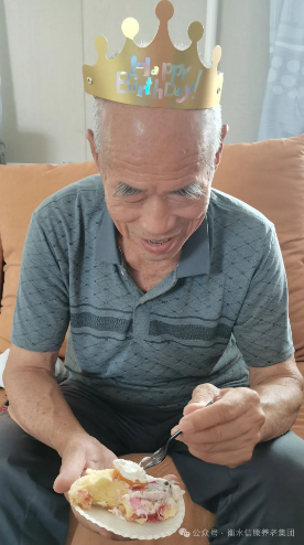 别样生日会，，，情暖老人心