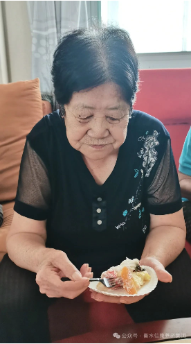 别样生日会，，，情暖老人心