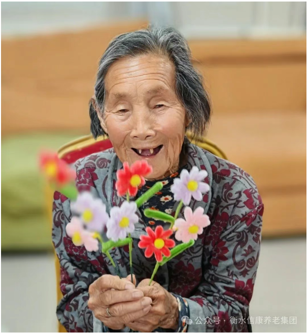 《以花传情，，，，，爱满斜阳——信康养老·燕园母亲节手工花艺活动》