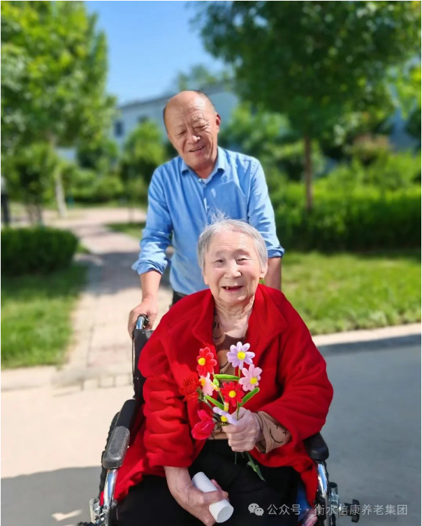 《以花传情，，，，，爱满斜阳——信康养老·燕园母亲节手工花艺活动》