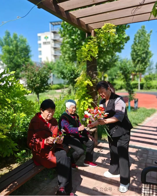 《以花传情，，，，，爱满斜阳——信康养老·燕园母亲节手工花艺活动》